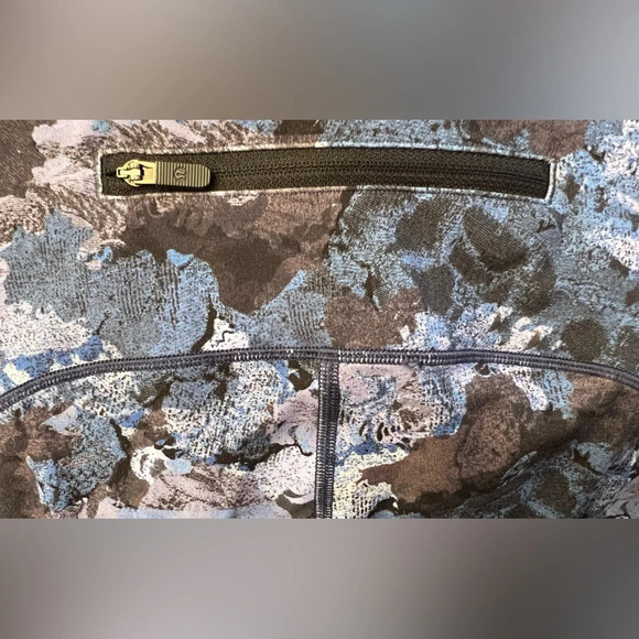 Lululemon Speed Up Tight in Screen Camo Multi blue/black Size 8 - Picture 7 of 9